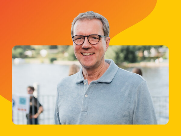 Joachim Giese, Vorstand der WBS TRAINING SE, unterwegs in einer Stadt