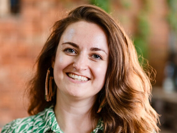 Portrait von Eveline Zimmermann. Portrait von Eveline aus dem HR-Team. Sie trägt ihre hellbraunen, langen Haare geöffnet und lächelt freundlich in die Kamera.